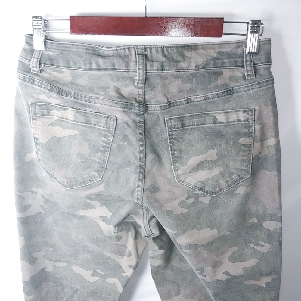 NoBo 11 30x23 Cammo Mid Rise Raw Hem Capri Pants - Picture 5 of 8
